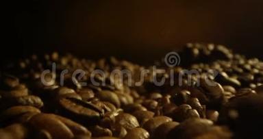 在红色史诗和老奥瓦的黄金背景镜头之间<strong>播放影片</strong>中的咖啡豆